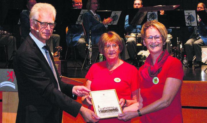 Raymond Tellenbach überreicht Marianne Kistler (links) und Susann Blunschi von den Landfrauen Hermetschwil-Staffeln den Förderpreis. Bild: Vincenz Brunner
