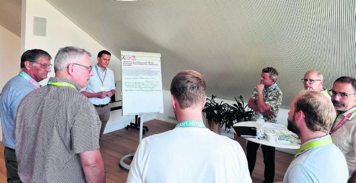 Im «World Café» ging es alle zehn Minuten zu einer neuen Fragestellung. Wie hier bei Moderator Pascal von Tobel (links neben Flipchart), der die Voten aufnahm. Ein intensiver Austausch und aufmerksames Zuhören fanden dennoch statt. Bild: Verena Anna Wigger