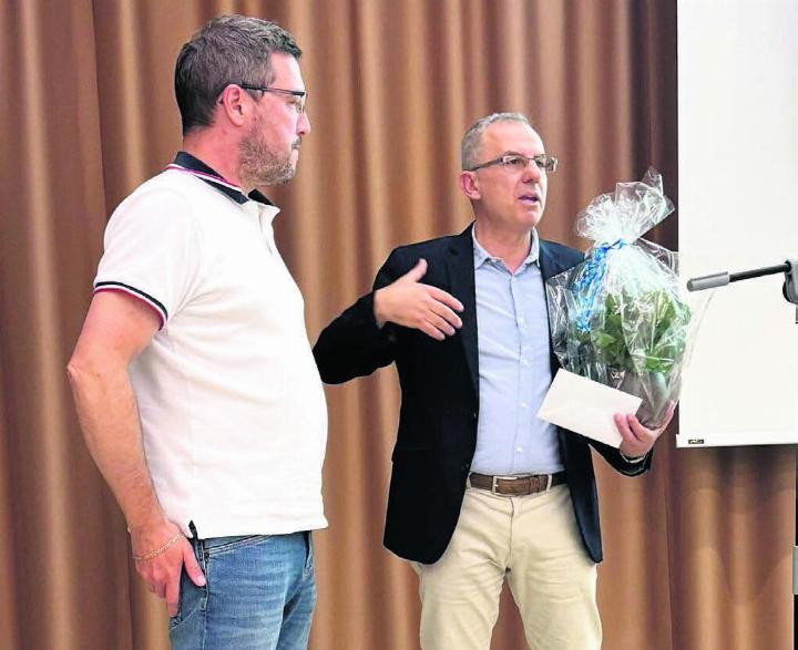 Präsident Roland Di Gregorio (rechts) verabschiedet Vizepräsident Alain Lüscher mit einem Präsent. Bild: zg