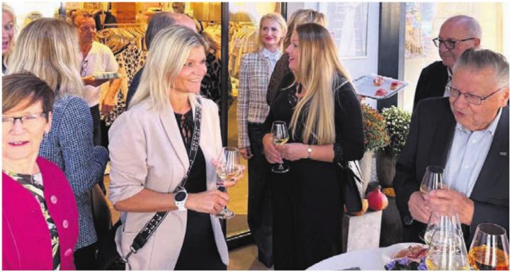 Der Politapéro der FDP fand regen Anklang. Bild: zg