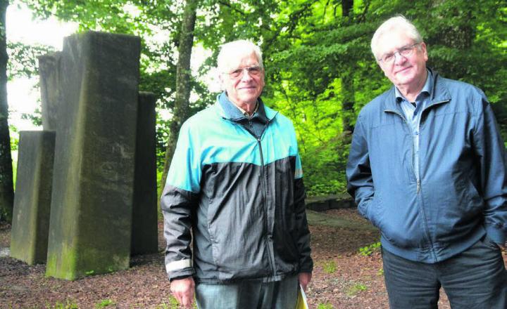 Lokalhistoriker und Wanderleiter Benedikt Stalder (links), zusammen mit Dieter Kuhn, Vorstandsmitglied Historische Gesellschaft Aargau, beim Freiämter Stein oberhalb von Boswil. Bild: Annemarie Keusch