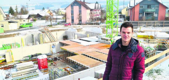 «Alles auf Kurs», sagt Nicola Küng über die Baustelle an der Käsereistrasse in Rottenschwil. In rund zwei Monaten soll der Bau in die Höhe gehen. Bilder: Thomas Stöckli
