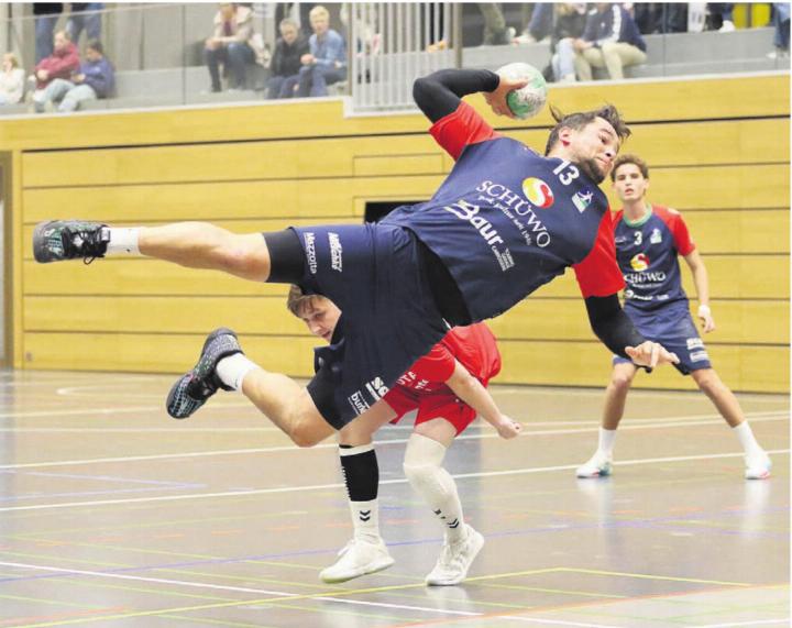 Mit Wucht in die nächste Cup-Runde: Der bullige und agile Kreisläufer Damian Biffiger erzielte zwei Tore. Bild: Jan Gelpke