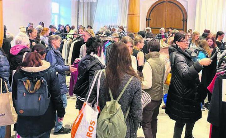 Das beliebte Kleidertauschen im Zeughaussaal geht in die vierte Runde. Bild: zg