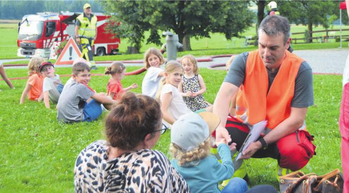 Versprochen. Dieser kleine Zuschauer will auch Feuerwehrmann werden. Kommandant David Trottmann freuts.