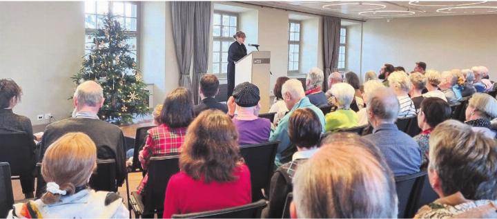 Zahlreiche Besucherinnen und Besucher fanden Interesse an der Vernissage der Weihnachtsausstellung im Singisenflügel des Klosters Muri. Bilder: Verena Anna Wigger