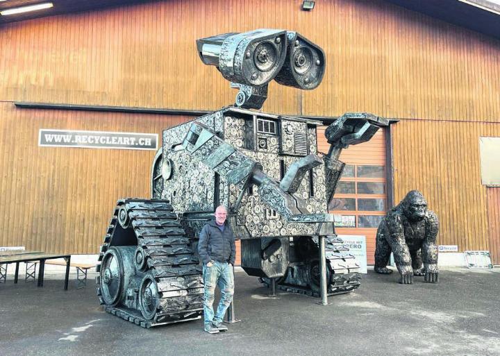 Neben seinem neusten Prunkstück verblasst der Firmeneigentümer: Peter Lötscher lädt in diesen Tagen mit «Wall-E» und zahlreichen Metalltieren und -fabelgestalten zur Ausstellung in Hermetschwil-Staffeln. Bild: zg