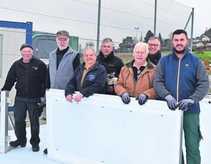 Während drei Tagen haben sie das Eisfeld abgebaut: (von links) Jost Mathis, Andreas Christoffel, Rolf Hüsser, Godi Tanner, Peter Brem, Betriebsleiter Georg Nafzger und sein Stellvertreter Blerim Pnishi. Bild: Erika Obrist