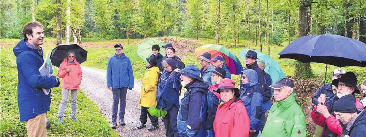 Die Umgestaltung ist schon weiter fortgeschritten als geplant: Sven Straumann (links) von der Kantonsarchäologie im Bärhau. Bilder: Thomas Stöckli/zg