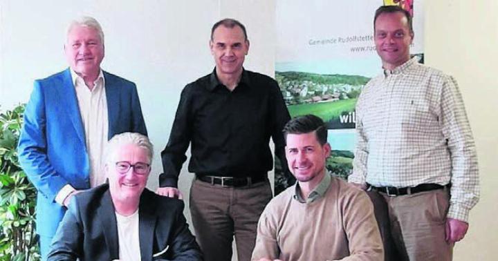 Gemeindeammann Reto Bissig (links sitzend) und Urs Schuhmacher (rechts) trafen sich mit den Verantwortlichen der Real North AG zur Vertragsunterzeichnung. Bild: gk