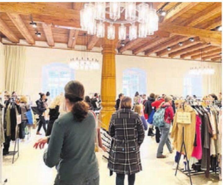 Der Zeughaussaal als Kleiderbörse. Bild: zg