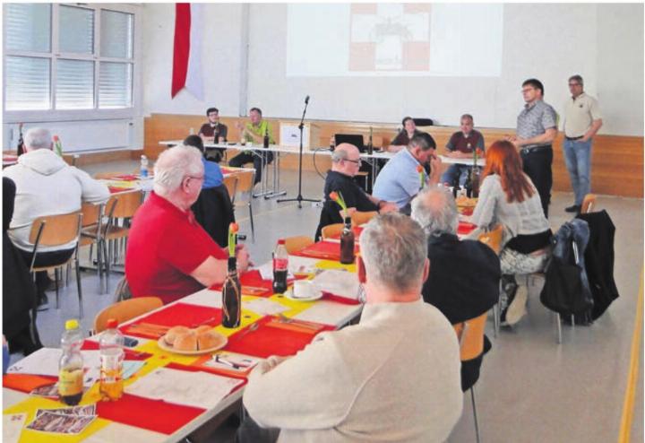 Die Delegierten der verschiedenen Feuerwehrvereine trafen sich in Bünzen. Bild: zg