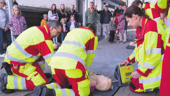 Die Sanitätsgruppe zeigt vor, wie im Notfall reanimiert wird – inklusive Defibrillation. Bilder: Thomas Stöckli