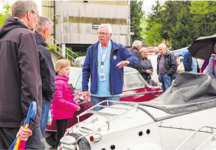 Der Mann der ersten Stunde und Cheforganisator bis heute: OK-Präsident Bernhard Taeschler (Mitte) ist seit 50 Jahren bei den Microcartreffen dabei und erklärt die Vorteile der Schmuckstücke immer wieder gerne. Bilder: Archiv/hus
