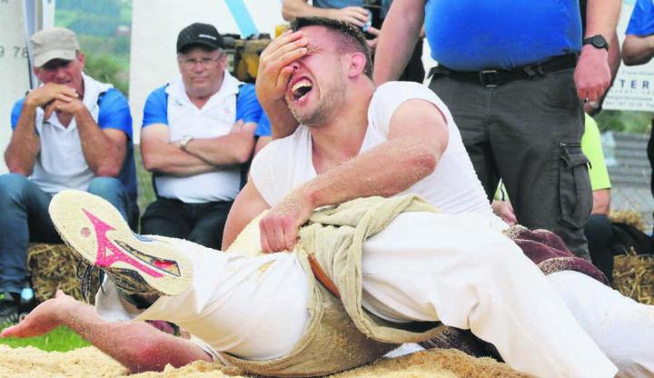 Roman Zurfluh (oben) ist körperlich angeschlagen und drückt trotzdem den Eidgenossen Konrad Steffen ins Sägemehl.