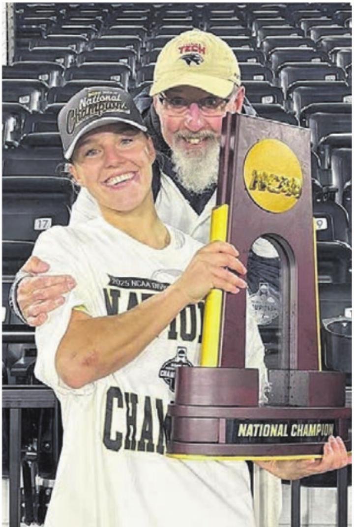 Rebecca Storr (links) präsentiert stolz den Pokal mit ihrem Vater Kevin Storr. Bild: zg