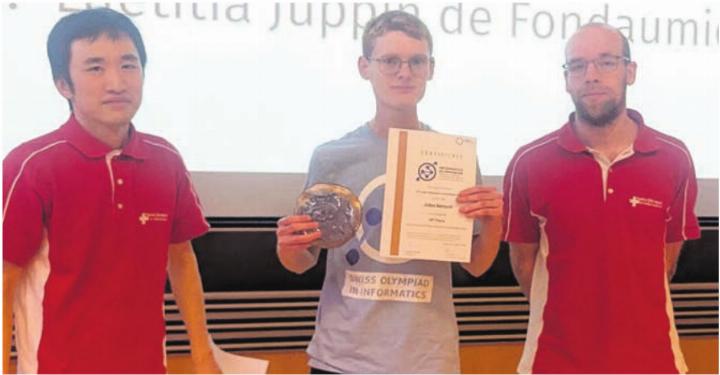 Gilles Bärtschi (Mitte) kann sich mit der Bronzemedaille noch für die Internationale Informatik-Olympiade qualifizieren. Bild: zg