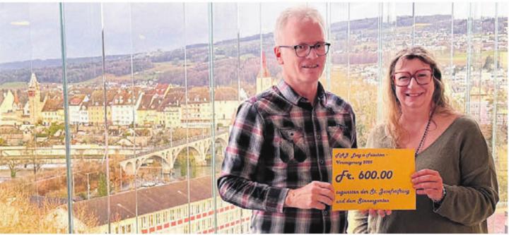 Peter Annen von der St. Josef-Stiftung nimmt den Scheck von FAB-Präsidentin Biggi Winteler entgegen. Bild: zg