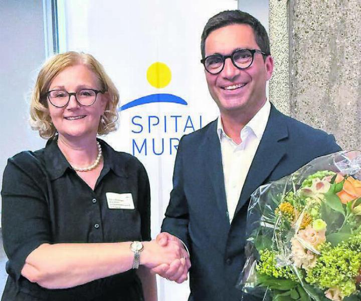 Sabina Rüttimann, Präsidentin der Stifterversammlung, gratuliert Stephan Bauer zu seiner erfolgreichen Wahl in den Stiftungsrat des Spitals Muri. Bild: zg