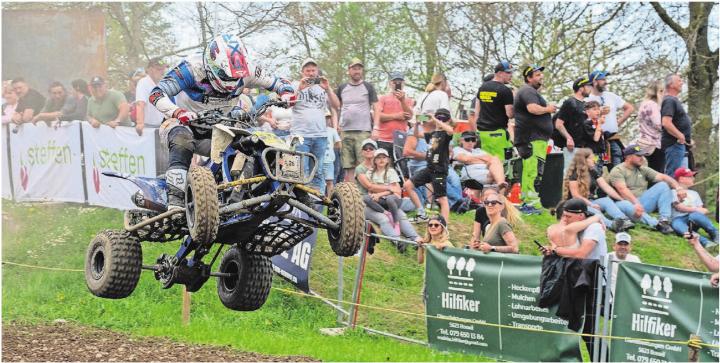 Ein Quad-Sprung an den Köpfen Dutzender Besucher vorbei. Die Show ist für die Zuschauer teilweise zum Greifen nah. Bild: Stefan Hotz