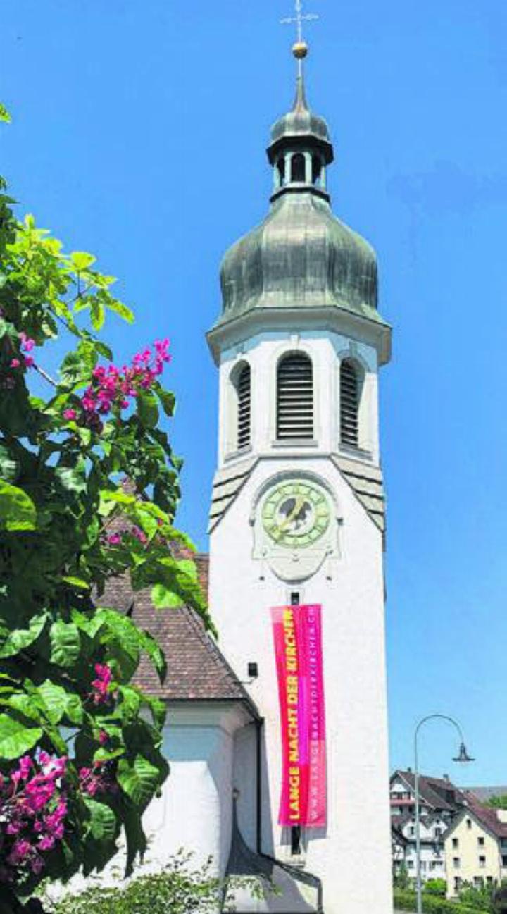 Festlich geschmückt: der Kirchturm in Jonen. Bild: zg