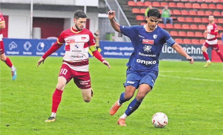 Wohlens Bijan Dalvand (rechts) gegen Solothurn-Captain Hannes Hunziker. Dalvand übernimmt nach dem Platzverweis für Pnishi die Captainbinde beim FCW. Nach der zweiten strittigen Schiedsrichterentscheidung wäre er am liebsten mit dem ganzen Team vom Platz gegangen. Bild: Josip Lasic