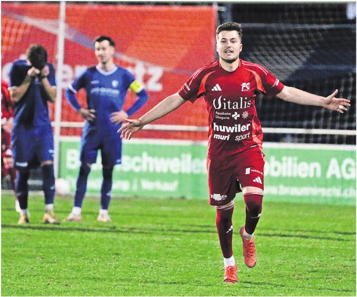 Gentrim Uka (rechts) breitet die Arme zum Torjubel aus. Mit seinem Freistoss sichert er Muri den 4:3-Sieg. Die Wohler im Hintergrund trauern und können es nicht fassen, dass sie eine 3:1-Führung so verspielt haben. Bilder: Josip Lasic