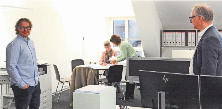 Die neuen Räume der Schulverwaltung im dritten OG des Hauses Wietlisbach bereiten allen Freude (von links): Niels Hildebrandt und Franziska Walti (Präsidium Schulleitungskonferenz), Nadine Koller (Co-Leitung Schulverwaltung) und Thomas Geissmann (Gemeinderat). Bild: Chregi Hansen