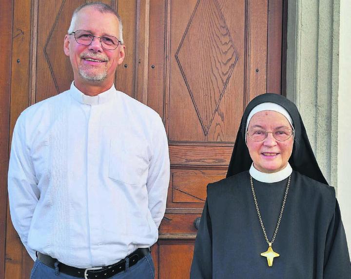 Pater Peter Kühlcke wurde in Hermetschwil von Gastgeberin und Äbtissin Angelika Streule empfangen. Bild: zg