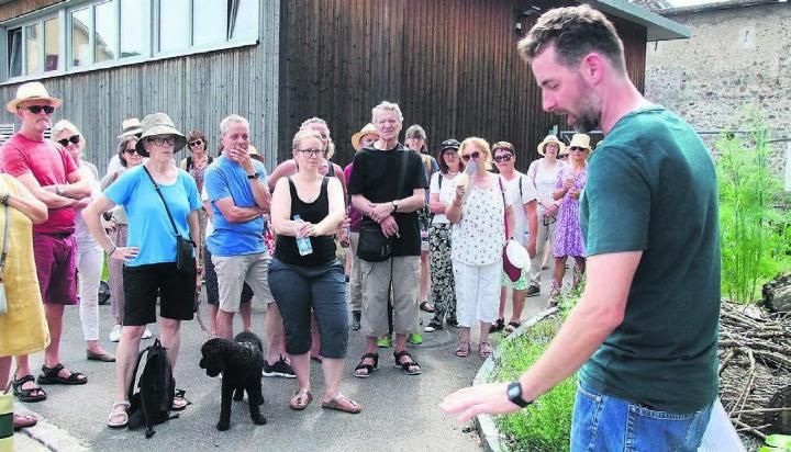 Beim Werkhof erklärt Oliver Burgunder, dass auch auf kleinen Flächen viel für die Natur getan werden kann. Bild: Bernadette Oswald