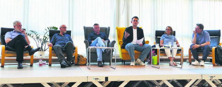 Die Experten sprechen über den Umgang mit Krisen im Zusammenhang mit dem tragischen Ereignis in Berikon: (v. l.) Johannes Gerber, Peter Kriemler, Kurt Mayer, Simon Zehnder (Moderation), Eveline Urech Wieser und Urs Braun. Bild: Sabrina Salm