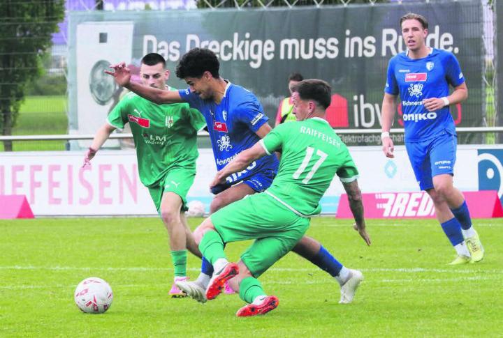 Luca Nascimento (Mitte) wird von zwei Gegenspielern der Jurassier in die Mangel genommen. Die Freiämter konnten in ihrer Rumpfbesetzung nicht viel mehr rausholen. Bild: Josip Lasic