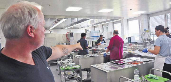 Emanuel Egger, Leiter Betrieb und Infrastruktur im Spital Muri, in der Küche. Hier läuft es buchstäblich wie am laufenden Band bei der Vorbereitung der Essensausgabe. Bilder: vaw Emanuel Egger, Leiter Betrieb und Infrastruktur im Spital Muri, in der Küche. Hier läuft es buchstäblich wie am laufenden Band bei der Vorbereitung der Essensausgabe. Bilder: vaw