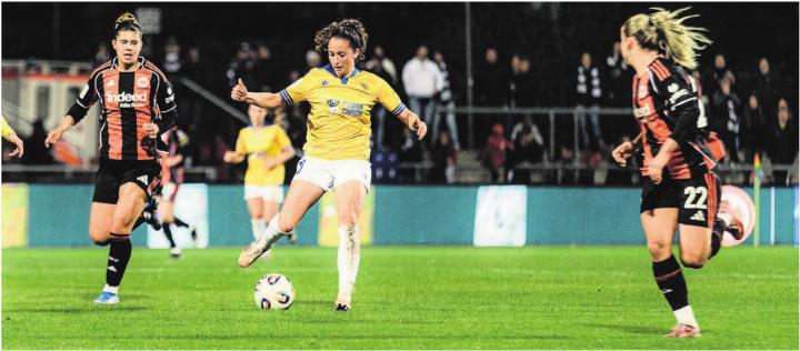 Schweizer Treffen in der Bundesliga. Elena Mühlemann (Mitte) im Duell gegen ihren Ex-Club Eintracht Frankfurt. Mit Noemi Ivelj (links, Tochter des ehemaligen FC-Wohlen-Verteidigers Goran Ivelj) und Nadine Riesen (rechts) muss sie sich gleich gegen zwei Schweizer Nationalspielerinnen behaupten. Bilder: Hannes Anger