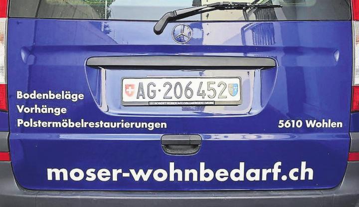 Wo dieses Auto steht, da werden Wohnträume geschaffen: Innendekorateur Markus Moser vom Fachgeschäft für Wohnbedarf, Narzissenweg 10, Wohlen, ist der geschätzte und kompetente Partner für Bodenbeläge, Vorhänge und die Restauration von Polstermöbeln.
Bild: zvg