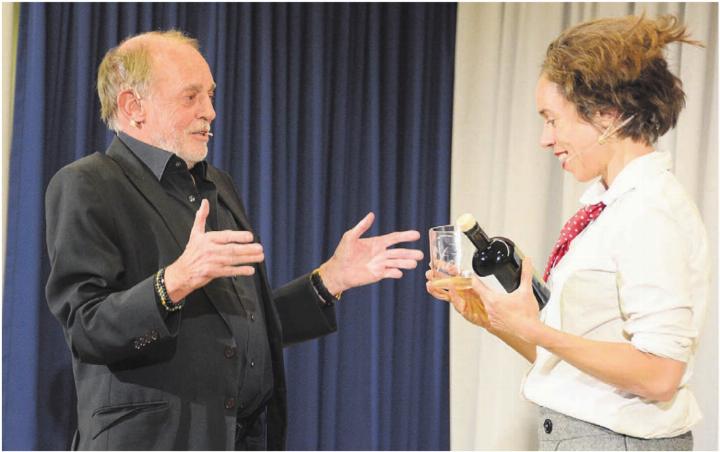 Direktor Urs Bosisio bedankt sich bei Judith Bach alias Claire alleene für den gelungenen Auftritt. Mit ihrem musikalischen Kabarett hat Bach den Neujahrsapéro bereichert. Bild: Chregi Hansen