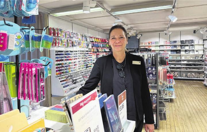 Store Managerin Jasmin Albrecht in der Papeterie-Abteilung im Manor. In diesem Segment sei man in Wohlen «praktisch konkurrenzlos», sagt sie.