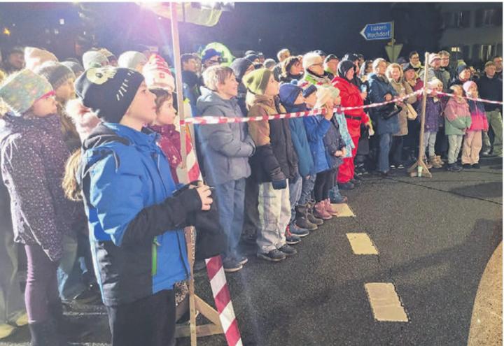 Chasperli-Geschichten können auch die Kinder von heute noch faszinieren, wie die Vorführung der 76er beweist.
