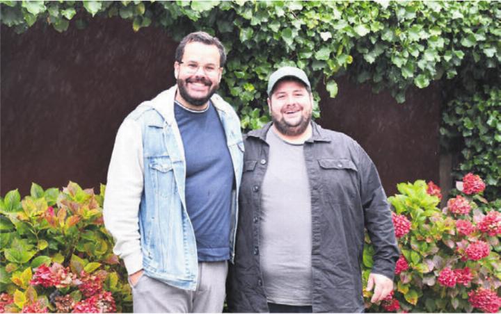 Die Organisatoren Patrick Grob (links) und Pascal Schmider vom Verein für Kultur freuen sich über einen gelungenen und gut besuchten Adventsmarkt.