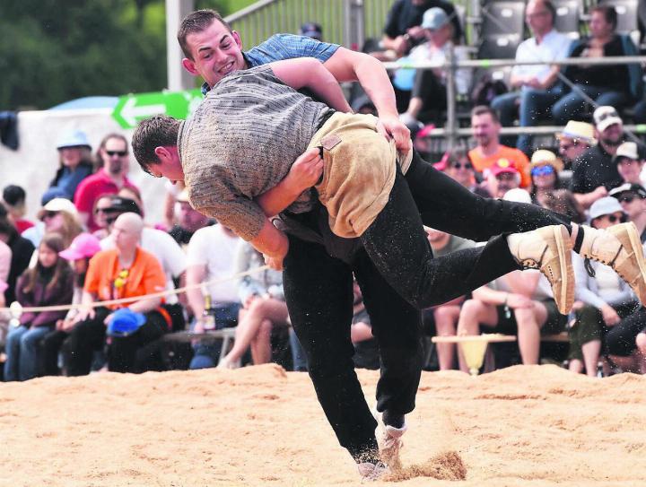 Letzter Gang. Andreas Döbeli (hinten) gewinnt gegen Jérôme Christen mit der Maximalnote und holt sich den Kranz. Bilder: Jasmin Strebel / zg