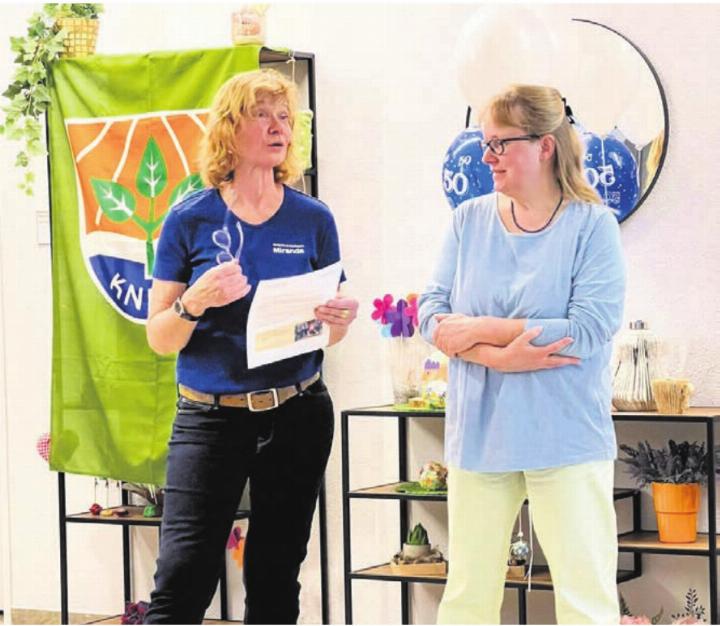 Präsidentin Miranda Jäggi (links) ehrt die abtretende Jrene Köpfli mit der Ehrenmitgliedschaft. Bild: zg