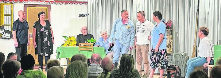 Viel los auf dem Hof der Huber-Schwestern (von links): Onkel Xaver (Adi Paniz), Anna Haller (Esthi Horat), der Pfarrer (Beat Walter), Pfarrköchin Aloisia (Vreni Hufschmid), Sepp Bürli (Jos Baumgartner), Markus vom Fremdenverkehrsverein (Rolf Mettier), Fränzi Haller (Irma Meier), Hanni Haller (Maro Battaglia). Bild: Britta Müller