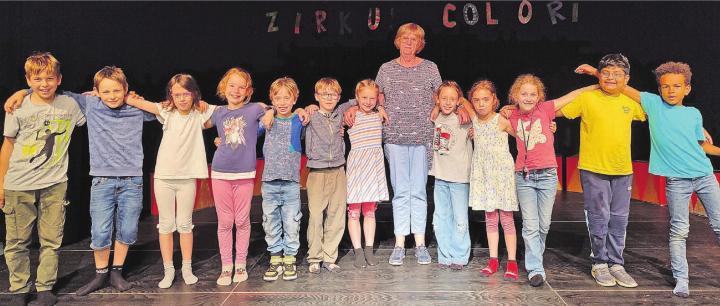 Ob bei Mathe oder auf dem Theater-Parkett: Marianne Kistler hilft «ihren» Schulkindern, wo sie gebraucht wird. Bild: Gianna Schläpfer