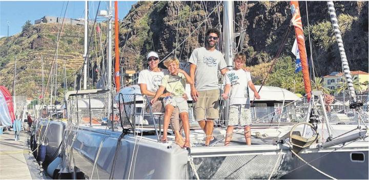 Erst kürzlich haben Patrizia Küng, Liam, Sylvain Rayé und Kenzo (von links) mit ihrem Segelboot den Atlantik überquert und weilen nun in der Karibik. Wo die Reise endet, wissen sie noch nicht. Sie sagen: «Am Ende sind es nicht die Pläne, sondern die erlebten Momente, die ein Leben reich machen.» Bild: zg