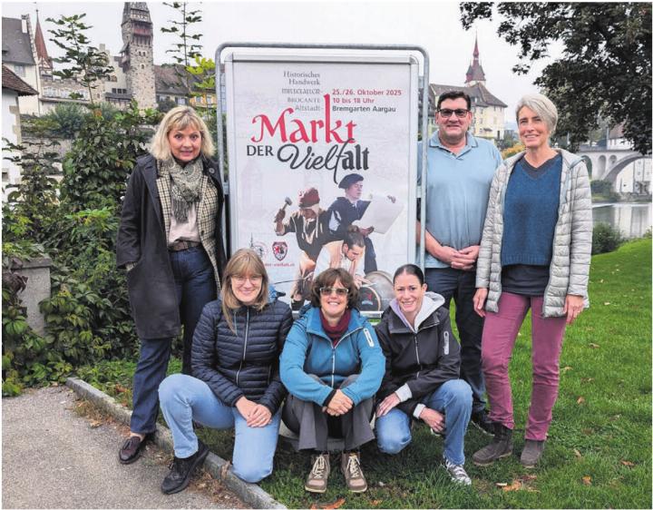Gemeinschaftswerk für Bremgarten (von links): Susanna Vanek (historisches Handwerk), Selina Bieri (Mittelaltermarkt), Cornelia Künzle und Nathalie Dietrich (Co-Präsidentinnen historisches Handwerk), Reto Lorenzi (Marktchef) und Karin Schaufelbühl (historisches Handwerk) gehören zu den zahlreichen Personen, welche den Markt der Vielfalt möglich machen. Bild: Marco Huwyler