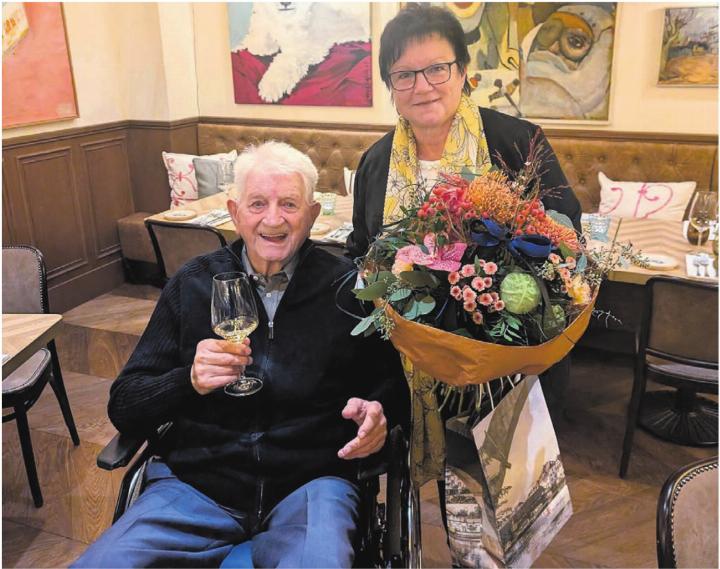 Alois Koller nimmt an seinem 100. Geburtstag die Gratulationen von Bremgartens Vizeammann Doris Stöckli entgegen. Bild: Marco Huwyler Alois Koller nimmt an seinem 100. Geburtstag die Gratulationen von Bremgartens Vizeammann Doris Stöckli entgegen. Bild: Marco Huwyler