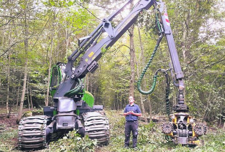 Maschinen wie diesen Vollernter wird man an der «megaNatur» im Einsatz erleben können. Dieser ist mit Moorbändern ausgestattet, um die Bodenverdichtung zu vermindern. Auf dem Bild erklärt Tobias Wiss dessen Funktionsweise. Bild: zg
