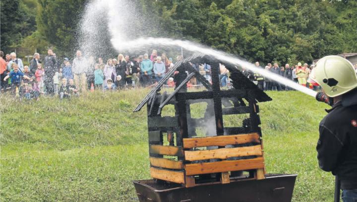 Nach dem Löschen des Hausbrands gab es eine Dusche fürs Publikum. Bild: Erika Obrist