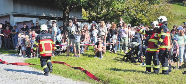 Klare Instruktionen für den Einsatz erhielten die Feuerwehrmänner und -frauen, unter den Augen der vielen gespannten Zuschauerinnen und Zuschauer. Bilder: Albert Schumacher