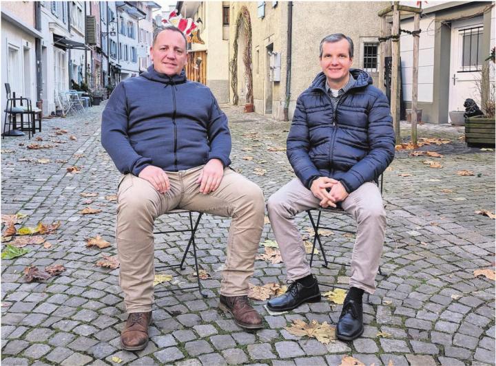 Inwiefern und wann sollen die Wirte in Bremgartens Gassen rausstuhlen dürfen? Das ist eine zentrale Frage, welche die Altstadt-Gastronomie schon lange beschäftigt. Sie wird im sogenannten «Gassenreglement» geregelt. Stadtrat Stephan Troxler (l.) und Abteilungsleiter Bau, Stefan Walder (r.) möchten nun in einer Online-Umfrage den Puls der Bevölkerung messen, bevor man das Reglement allenfalls anpasst. Bild: Marco Huwyler